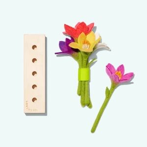 LOVEVERY Felt Flowers in a Row